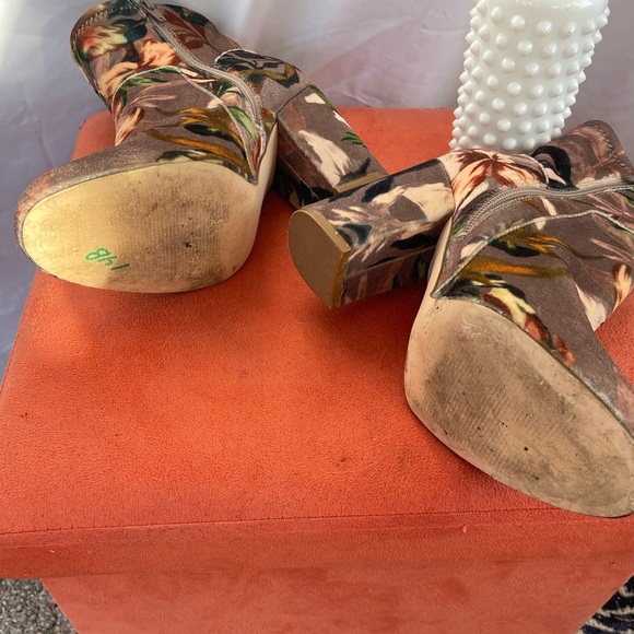 Nine West floral velvet bootie size 7 - Picture 3 of 7